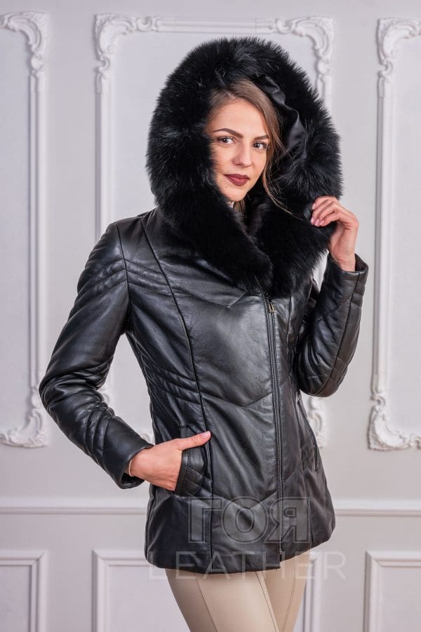 Дамска кожена Парка от ГОЯ Leather. Втален модел с качулка и гарнитура от лисица. Якето е изработено от 100% естествена кожа.