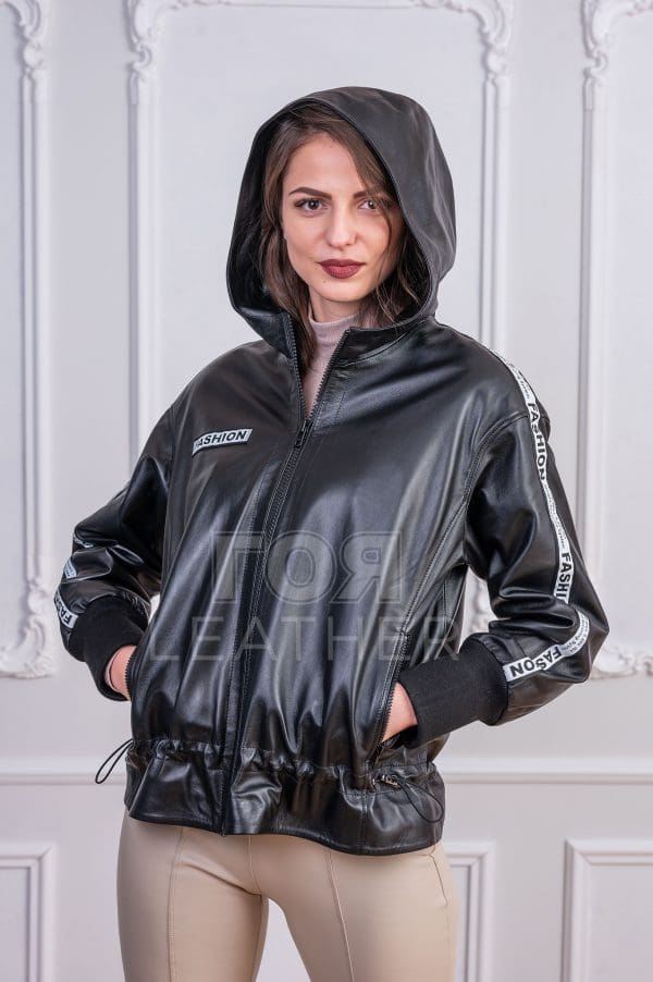 Спортно кожено яке с качулка черно от ГОЯ Leather. Нов модел пролет-есен колекция 2022 г. Изработен от 100% естествена агнешка кожа.