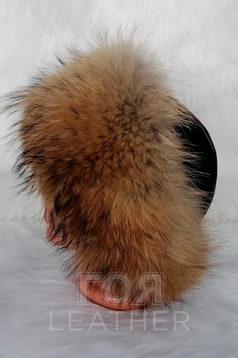 Дамска кожена шапка с натурален енот от ГОЯ Leather. Шапката е изработена от 100% естествена кожа, в комбинация от агнешка напа и натурален енот.