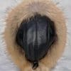 Дамска кожена шапка с натурален енот от ГОЯ Leather. Шапката е изработена от 100% естествена кожа, в комбинация от агнешка напа и натурален енот.
