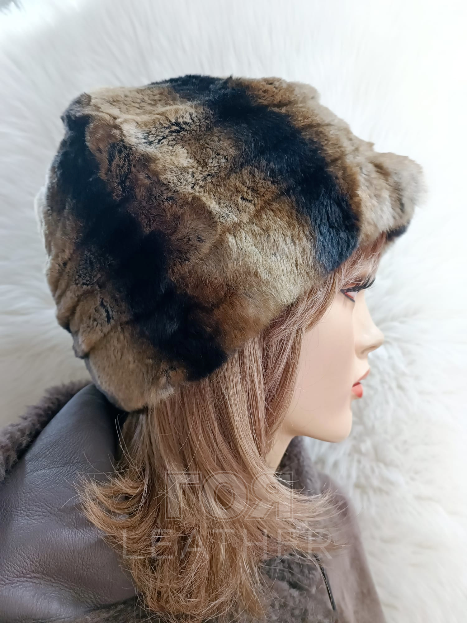 Дамска зимна кожена шапка от ГОЯ Leather. Моделът е изработен от 100% естествена кожа рекс-чинчила. Изключително лек и топъл, подходящ за студени зимни дни. От вътрешната част има шнур за пристягане и коригиране на размера.