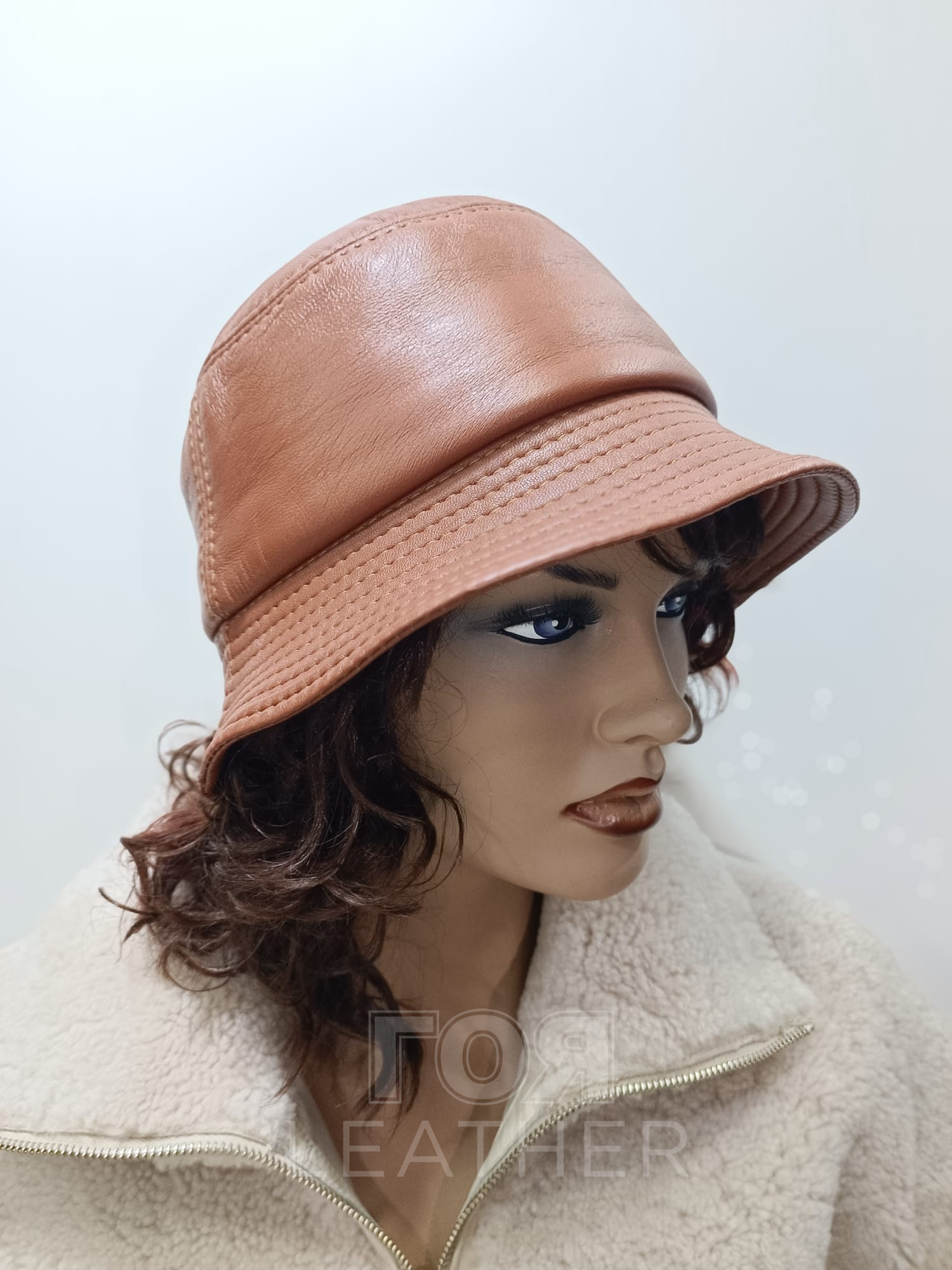 Дамска кожена шапка панамка, цвят камел. Дамска кожена шапка панамка. Дамска шапка панамка от ГОЯ Leather. Шапка-панамка изработена от 100% естествена кожа .