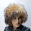 Дамска кожена шапка с натурален енот от ГОЯ Leather. Шапката е изработена от 100% естествена кожа, в комбинация от агнешка напа и натурален енот.