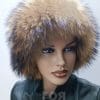 Дамска кожена шапка с натурален енот от ГОЯ Leather. Шапката е изработена от 100% естествена кожа, в комбинация от агнешка напа и натурален енот.