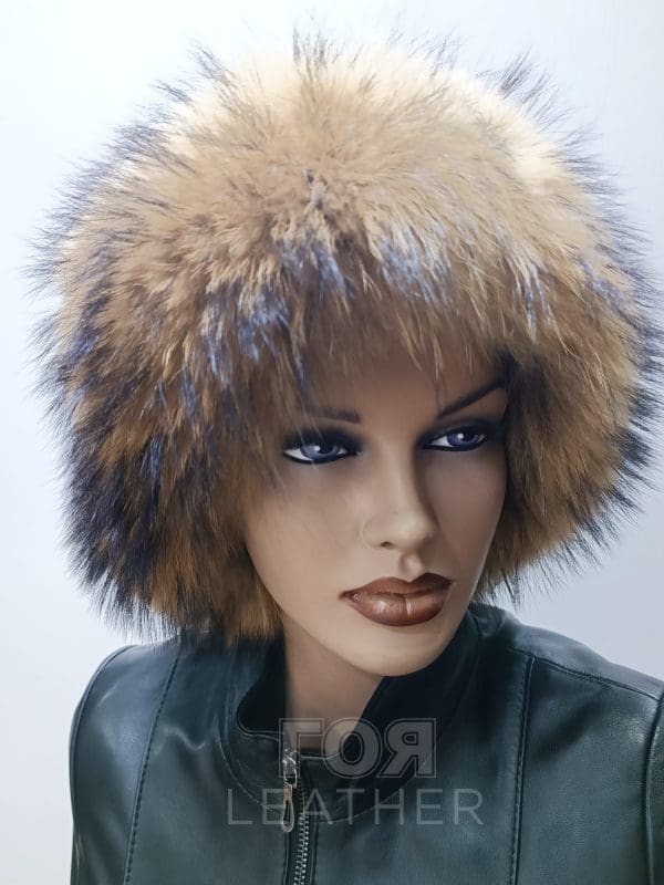 Дамска кожена шапка с натурален енот от ГОЯ Leather. Шапката е изработена от 100% естествена кожа, в комбинация от агнешка напа и натурален енот.