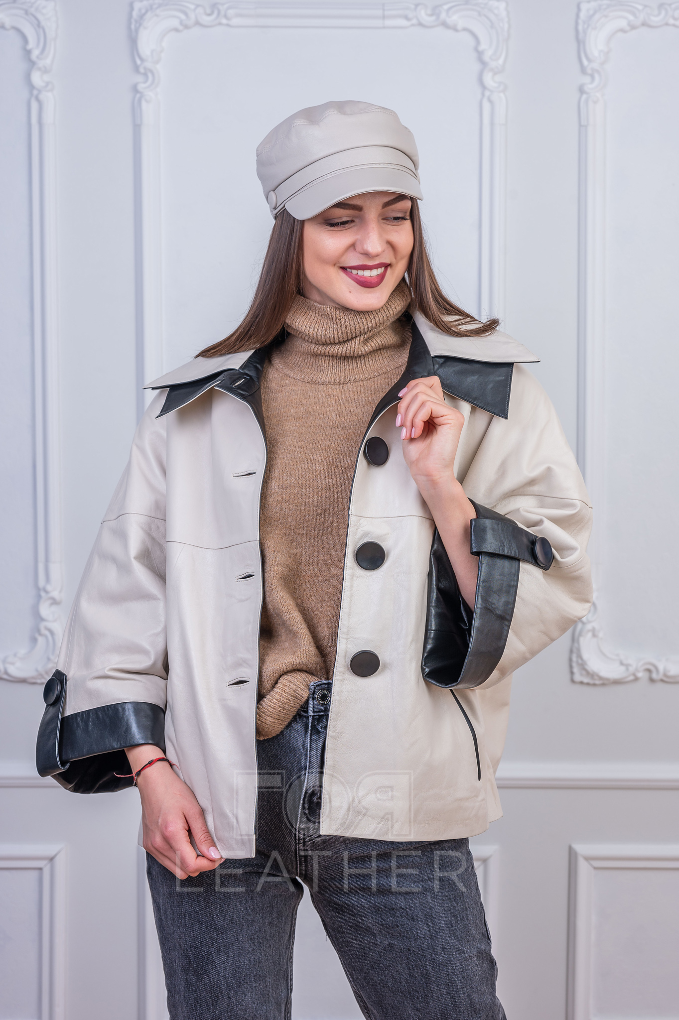 Дамско кожено сако Домино от ГОЯ Leather. Нов модел дамско яке изработен от качествена агнешка кожа. Кройката е свободна стил оверсайз, подходяща от слаба до макси размер фигура. Якето е с тънък хастар, подходящо за носене през сезон пролет-есен.