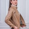 Дамско право кожено яке от ГОЯ Leather. Къс модел с права кройка изработен от качествена агнешка кожа. Яке подплатено с тънък хастар подходящо за сезон пролет-есен.