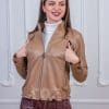 Дамско право кожено яке от ГОЯ Leather. Къс модел с права кройка изработен от качествена агнешка кожа. Яке подплатено с тънък хастар подходящо за сезон пролет-есен.