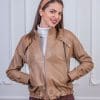 Дамско право кожено яке от ГОЯ Leather. Къс модел с права кройка изработен от качествена агнешка кожа. Яке подплатено с тънък хастар подходящо за сезон пролет-есен.