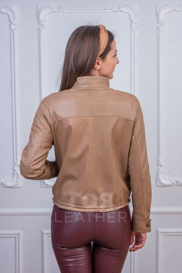 Дамско право кожено яке от ГОЯ Leather. Къс модел с права кройка изработен от качествена агнешка кожа. Яке подплатено с тънък хастар подходящо за сезон пролет-есен.