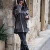 VK- 217 K | ЦВЯТ: Кафяв Дамски олекотен кожух от ГОЯ Leather. Нов модел, изключително лек дамски кожух с права кройка стил оверсайз. Изработен е от агнешка тула с покритие напалан, предпазващо от влага. Моделът е с прикачени външни джобове и неподвижна качулка. Страничните ципове на кожуха подсилват комфорта при носене. Кожух с модерна визия, лек и комфортен за носене.