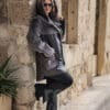 VK- 217 K | ЦВЯТ: Кафяв Дамски олекотен кожух от ГОЯ Leather. Нов модел, изключително лек дамски кожух с права кройка стил оверсайз. Изработен е от агнешка тула с покритие напалан, предпазващо от влага. Моделът е с прикачени външни джобове и неподвижна качулка. Страничните ципове на кожуха подсилват комфорта при носене. Кожух с модерна визия, лек и комфортен за носене.