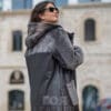 VK- 217 K | ЦВЯТ: Кафяв Дамски олекотен кожух от ГОЯ Leather. Нов модел, изключително лек дамски кожух с права кройка стил оверсайз. Изработен е от агнешка тула с покритие напалан, предпазващо от влага. Моделът е с прикачени външни джобове и неподвижна качулка. Страничните ципове на кожуха подсилват комфорта при носене. Кожух с модерна визия, лек и комфортен за носене.