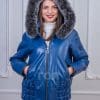 Дамско право кожено яке с ластик и качулка от ГОЯ Leather. Нова модерна права кройка с кожен ластик в предната част, даващ на модела спортна визия. Моделът има пришита качулка с подвижна гарнитура. Модерно и удобно яке за ежедневно носене в сезони пролет-есен. Кожата е мека и еластична, а цветът модерен и неустоим.