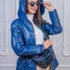 Дамско право кожено яке с ластик и качулка от ГОЯ Leather. Нова модерна права кройка с кожен ластик в предната част, даващ на модела спортна визия. Моделът има пришита качулка с подвижна гарнитура. Модерно и удобно яке за ежедневно носене в сезони пролет-есен. Кожата е мека и еластична, а цветът модерен и неустоим.