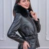 Дамско яке с подвижна яка от лисица. Нов модел кожено яке от ГОЯ Leather. Якето е със свободна кройка с възможност за пристягане в кръста с колан. Яката от лисица е подвижна. Между кожата и хастара има лека вата, което прави якето подходящо за носене в сезон пролет-есен и в не студени зимни дни.