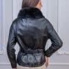 Дамско яке с подвижна яка от лисица. Нов модел кожено яке от ГОЯ Leather. Якето е със свободна кройка с възможност за пристягане в кръста с колан. Яката от лисица е подвижна. Между кожата и хастара има лека вата, което прави якето подходящо за носене в сезон пролет-есен и в не студени зимни дни.