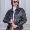 Дамско яке с подвижна яка от лисица. Нов модел кожено яке от ГОЯ Leather. Якето е със свободна кройка с възможност за пристягане в кръста с колан. Яката от лисица е подвижна. Между кожата и хастара има лека вата, което прави якето подходящо за носене в сезон пролет-есен и в не студени зимни дни.