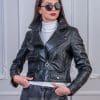 Късо спортно кожено яке от ГОЯ Leather. Нов модел дамско яке изработено от качествена агнешка напа. Модерно яке в стил байкер.
