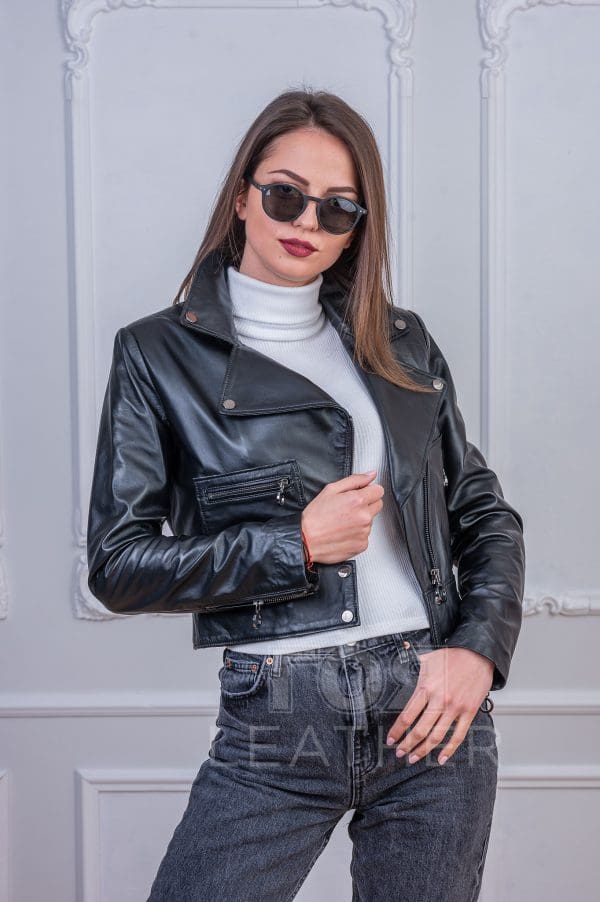Късо спортно кожено яке от ГОЯ Leather. Нов модел дамско яке изработено от качествена агнешка напа. Модерно яке в стил байкер.