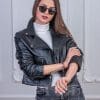Късо спортно кожено яке от ГОЯ Leather. Нов модел дамско яке изработено от качествена агнешка напа. Модерно яке в стил байкер.