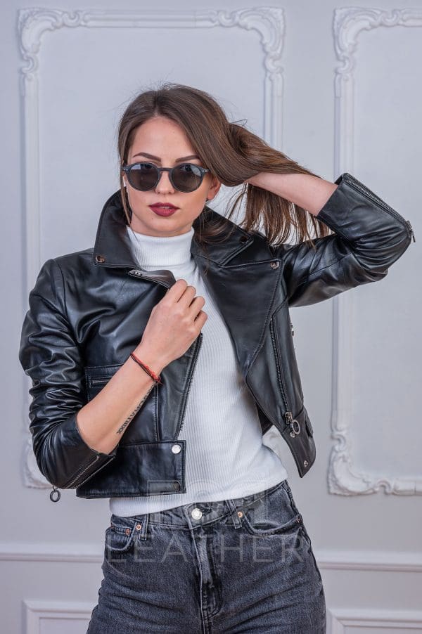 Късо спортно кожено яке от ГОЯ Leather. Нов модел дамско яке изработено от качествена агнешка напа. Модерно яке в стил байкер.