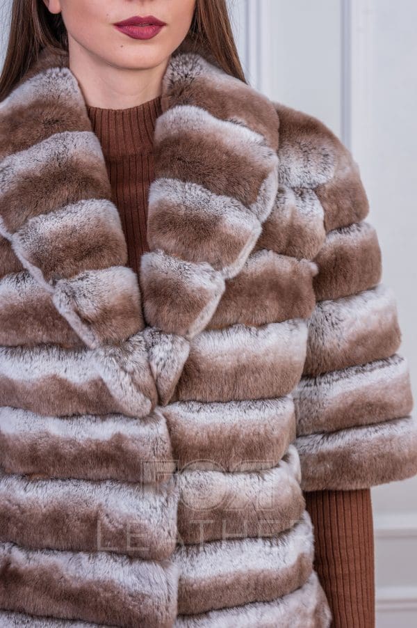Луксозно дамско кожено палто от ГОЯ Leather. Моделът е изработен от качествена кожа на рекс-чинчила. Палто с класическа елегантна кройка в топли пастелни тонове. Долната част на ръкавите и палтото се свалят посредством цип и изцяло променят визията на модела. Лека и топла елегантна дреха подходяща за носене през сезон пролет-есен и в не студени зимни дни.