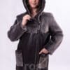 VK- 217 K | ЦВЯТ: Кафяв Дамски олекотен кожух от ГОЯ Leather. Нов модел, изключително лек дамски кожух с права кройка стил оверсайз. Изработен е от агнешка тула с покритие напалан, предпазващо от влага. Моделът е с прикачени външни джобове и неподвижна качулка. Страничните ципове на кожуха подсилват комфорта при носене. Кожух с модерна визия, лек и комфортен за носене.