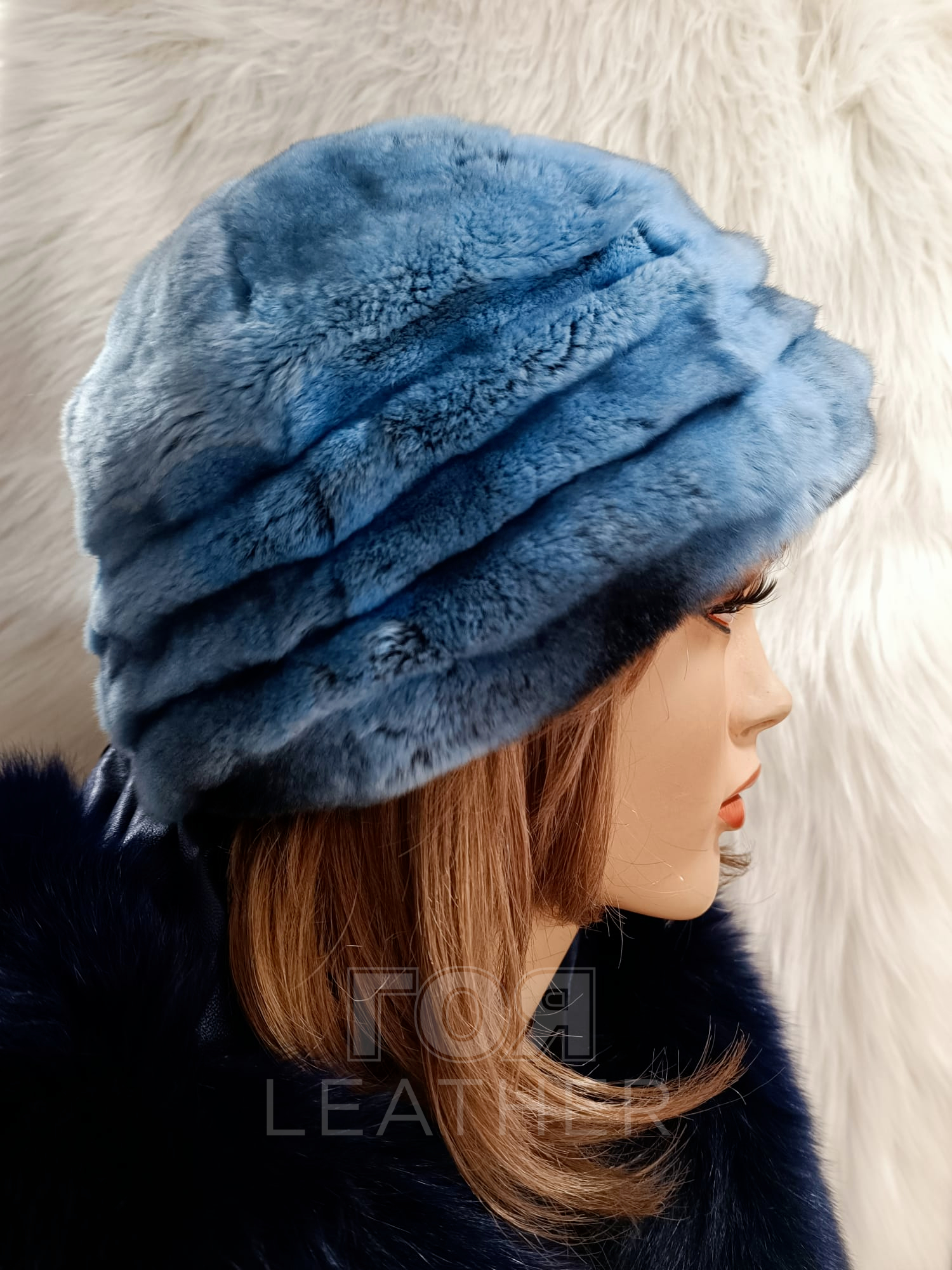 Дамска зимна кожена шапка от ГОЯ Leather. Моделът е изработен от 100% естествена кожа рекс-чинчила. Изключително лек и топъл, подходящ за студени зимни дни. От вътрешната част има шнур за пристягане и коригиране на размера.