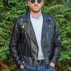 Мъжко кожено кожено яке байкер от ГОЯ Leather. Модел изработен от мека агнешка напа в класическа кройка стил байкер.