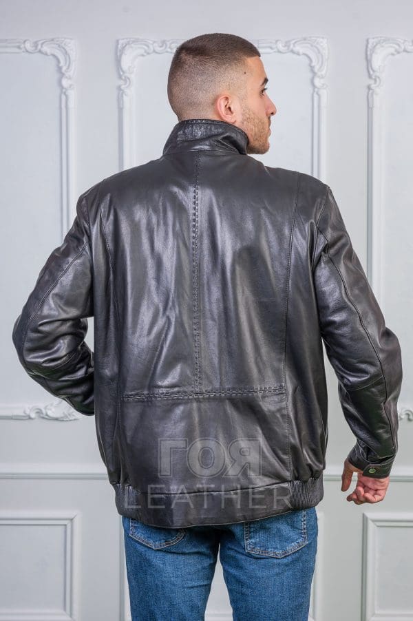 Мъжко кожен бомбър макси размер от ГОЯ Leather. Нов модел кожено яке бомбър подходящ за пълна фигура. Якето е изработено от висококачествена агнешка кожа.