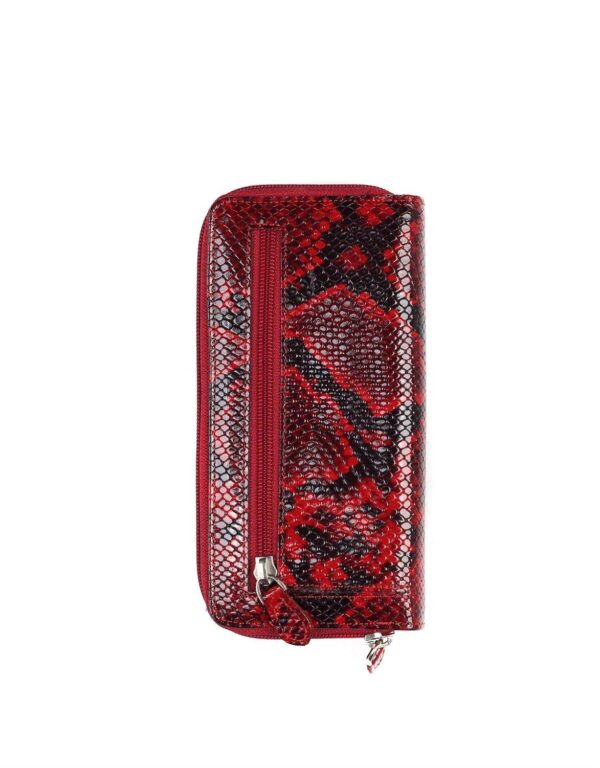 Дамски кожен портфейл модел- 428-97 червено-черен питон лак. Дамски кожен портфейл, модел AKA- 428 Продуктът е ръчно изработен от 100% естествена телешка кожа и не съдържа никакви вредни за здравето активни вещества. 16 х Отделения за кредитни карти 2 х Прозрачни  отделения за лични карти-документи 2 х Отделения за мобилен телефон 1 х Скрито отделение за монети с цип 1 х Отделение с цип на гърба 1 х Голямо прозрачно отделение