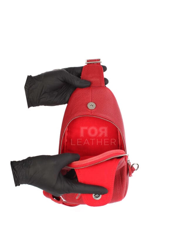 Кожена чанта за през рамо модел-313 червена. Кожена чанта за през рамо модел-313. Нов модел унисекс кожена чанта за през рамо от ГОЯ Leather. Моделът е изработен от 100% естествена телешка кожа.