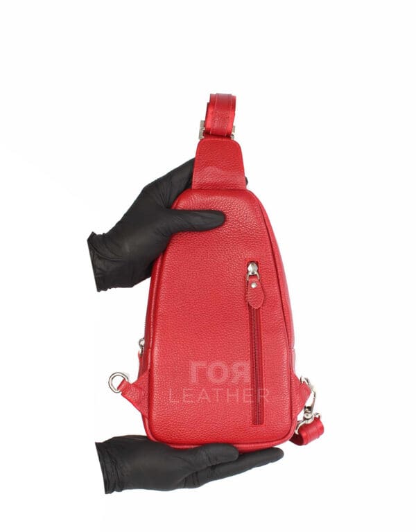 Кожена чанта за през рамо модел-313 червена. Кожена чанта за през рамо модел-313. Нов модел унисекс кожена чанта за през рамо от ГОЯ Leather. Моделът е изработен от 100% естествена телешка кожа.