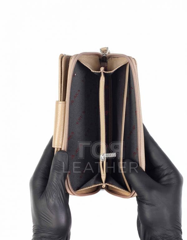 Дамски кожен портфейл модел- 428 Продуктът е ръчно изработен от 100% естествена телешка кожа и не съдържа никакви вредни за здравето активни вещества. Нов луксозен модел дамски портфейл от ГОЯ Leather.