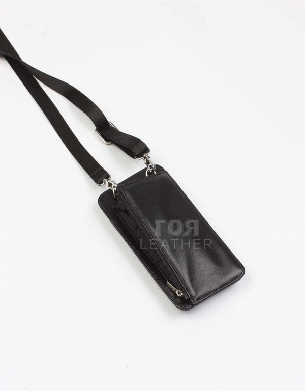 Кожена чанта за телефон модел- 120Кожена чанта за през рамо модел-120. Нов модел унисекс кожена чанта за телефон за през рамо от ГОЯ Leather. Моделът е изработен от 100% естествена телешка кожа.