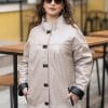 Дамско бежово яке с капси от ГОЯ Leather. Нов модел кожено яке изработен от качествена агнешка кожа в цвят бежова перла-черно. Женствен модел с права свободна кройка. Позволява да се носи като връхна и основна дреха. Подходящо за сезон пролет и есен.