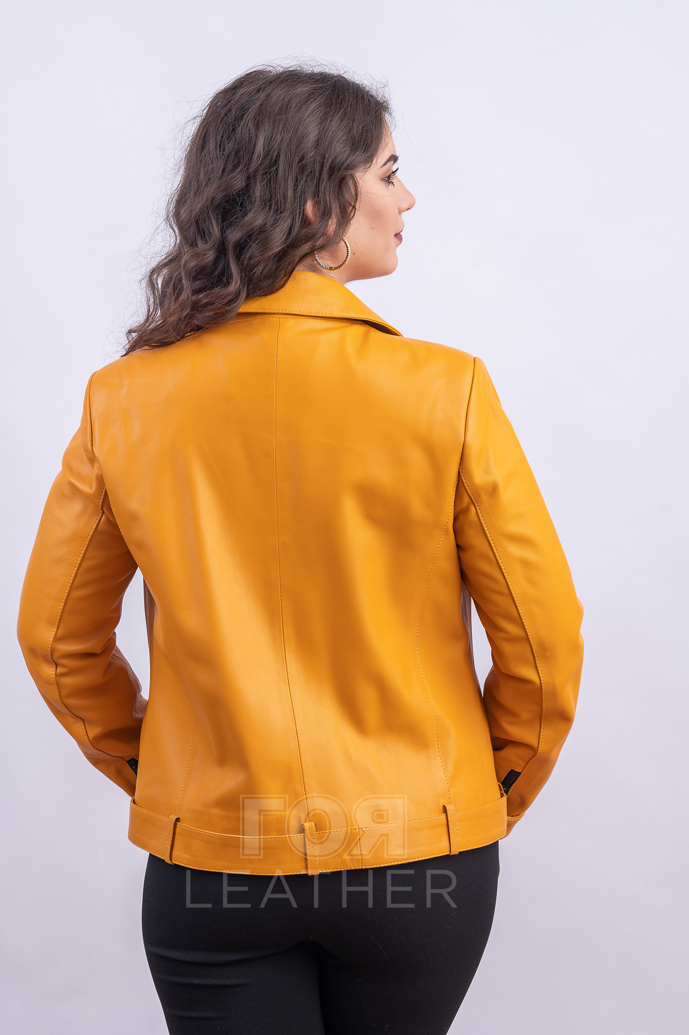 Жълто спортно кожено яке от ГОЯ Leather. Нов модел байкер стил яке в уникален жълт цвят. Спортен модел с класическите за стила аксесоари като, ципове, капси и колан с катарама. Подходящо за сезон пролет и есен.