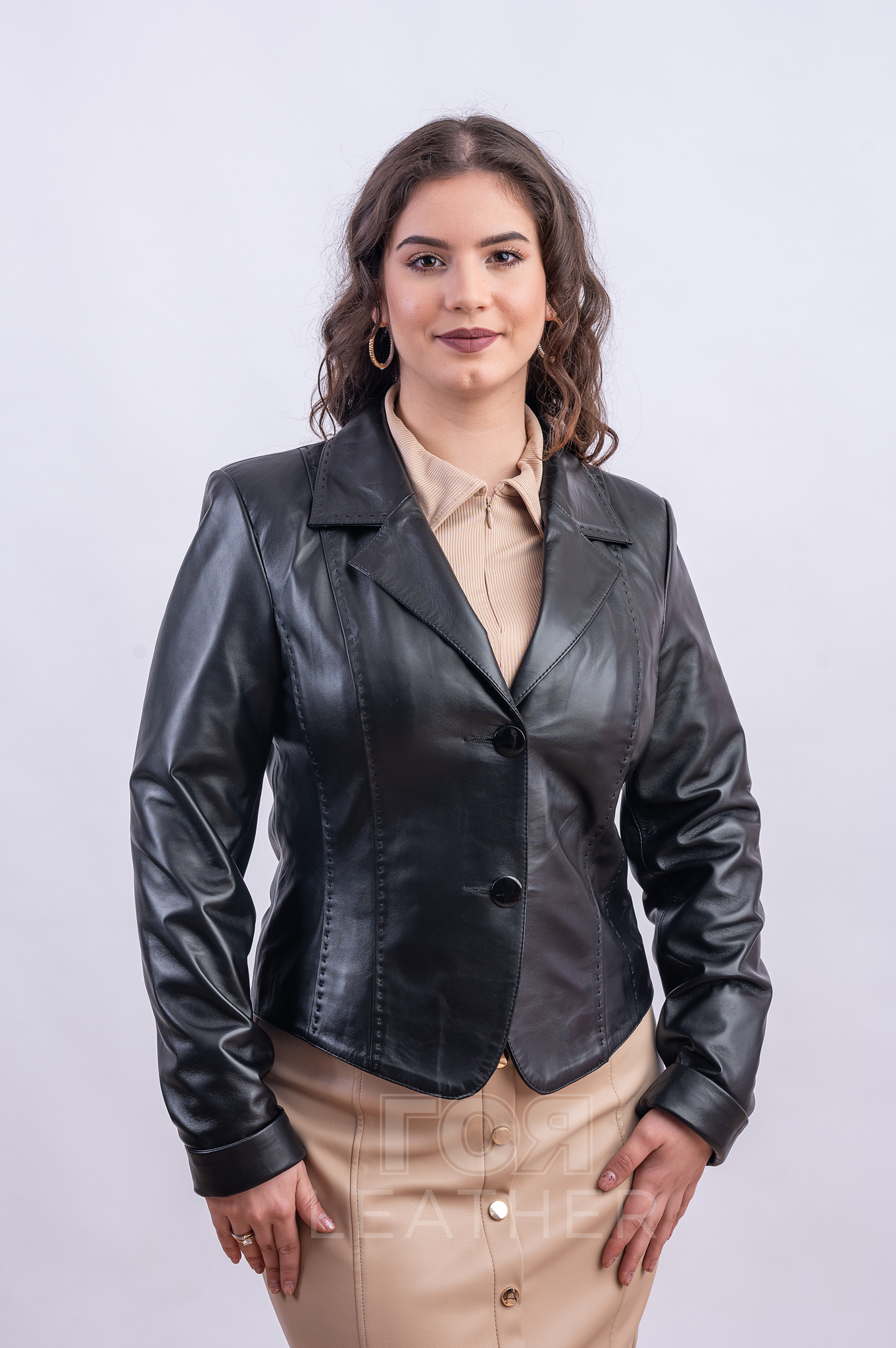 Дамско късо кожено сако от ГОЯ Leather. Нов модел кожено сако. Моделът е къс втален, без джобове. Сакото е изработено от висококачествена агнешка кожа.