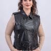 Дамски кожен байкър елек от ГОЯ Leather. Нов модел байкер стил елек в черен цвят. Спортен модел с класическите за стила аксесоари като, ципове, капси, пагони и колан с катарама. Елека разполага с два външни джоба. Подходящ за сезон пролет и есен.