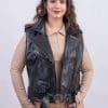 Дамски кожен байкър елек от ГОЯ Leather. Нов модел байкер стил елек в черен цвят. Спортен модел с класическите за стила аксесоари като, ципове, капси, пагони и колан с катарама. Елека разполага с два външни джоба. Подходящ за сезон пролет и есен.