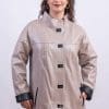 Дамско бежово яке с капси от ГОЯ Leather. Нов модел кожено яке изработен от качествена агнешка кожа в цвят бежова перла-черно. Женствен модел с права свободна кройка. Позволява да се носи като връхна и основна дреха. Подходящо за сезон пролет и есен.