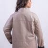 Дамско бежово яке с капси от ГОЯ Leather. Нов модел кожено яке изработен от качествена агнешка кожа в цвят бежова перла-черно. Женствен модел с права свободна кройка. Позволява да се носи като връхна и основна дреха. Подходящо за сезон пролет и есен.