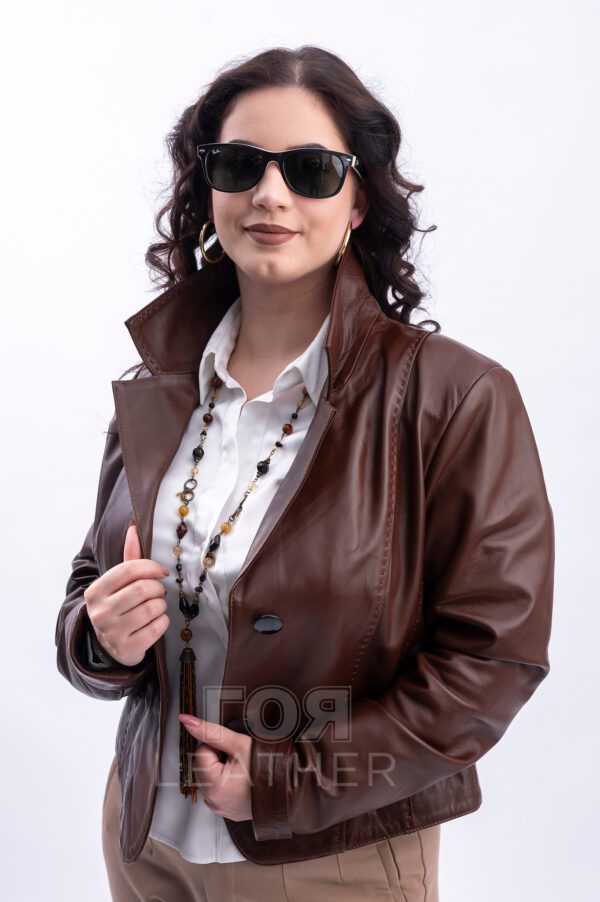 Дамско късо кожено сако в кафяво от ГОЯ Leather. Нов модел кожено сако. Моделът е къс втален, без джобове. Сакото е изработено от висококачествена агнешка кожа.