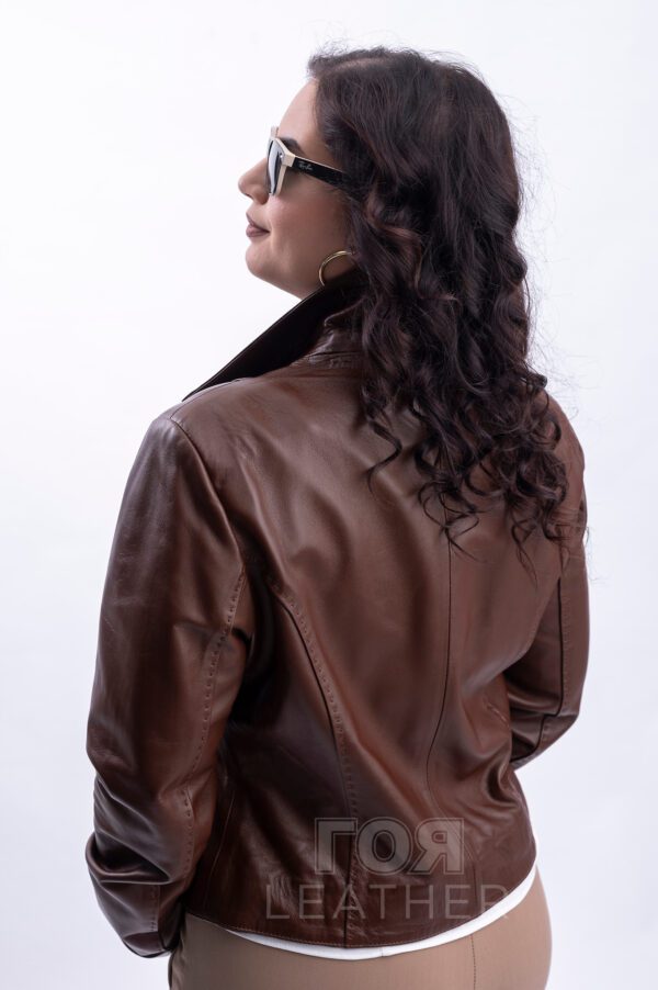 Дамско късо кожено сако в кафяво от ГОЯ Leather. Нов модел кожено сако. Моделът е къс втален, без джобове. Сакото е изработено от висококачествена агнешка кожа.