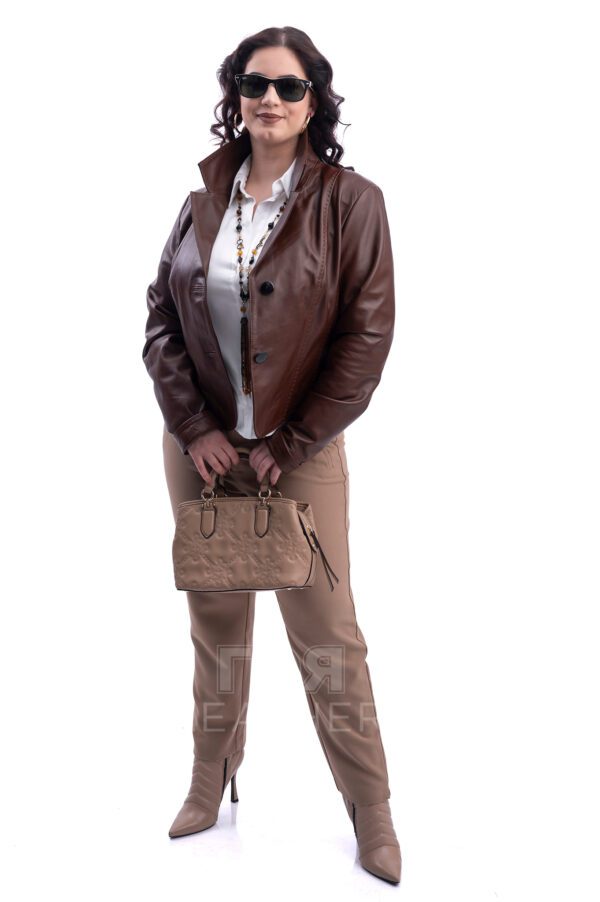 Дамско късо кожено сако в кафяво от ГОЯ Leather. Нов модел кожено сако. Моделът е къс втален, без джобове. Сакото е изработено от висококачествена агнешка кожа.