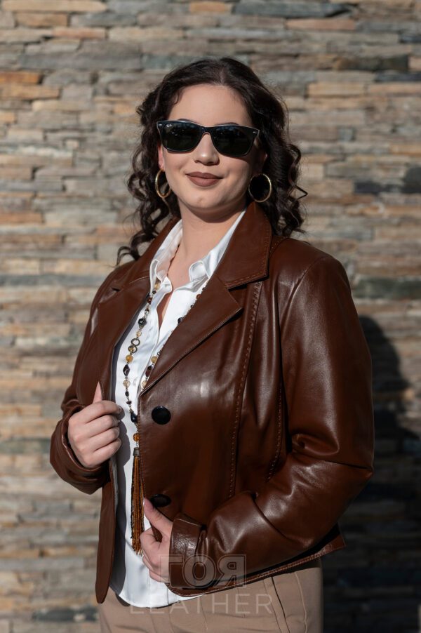 Дамско късо кожено сако в кафяво от ГОЯ Leather. Нов модел кожено сако. Моделът е къс втален, без джобове. Сакото е изработено от висококачествена агнешка кожа.