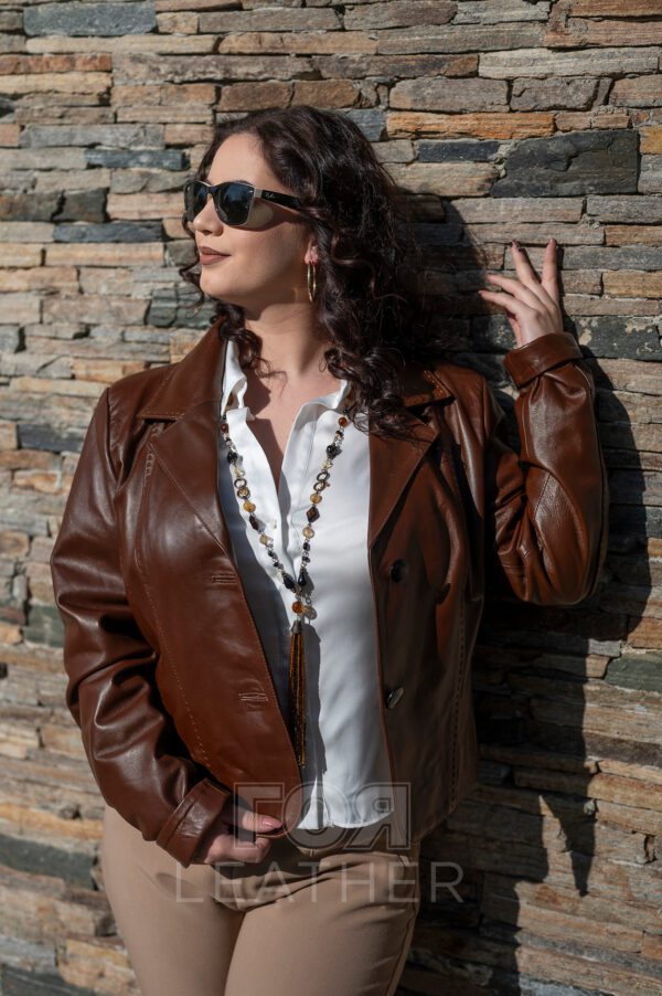 Дамско късо кожено сако в кафяво от ГОЯ Leather. Нов модел кожено сако. Моделът е къс втален, без джобове. Сакото е изработено от висококачествена агнешка кожа.