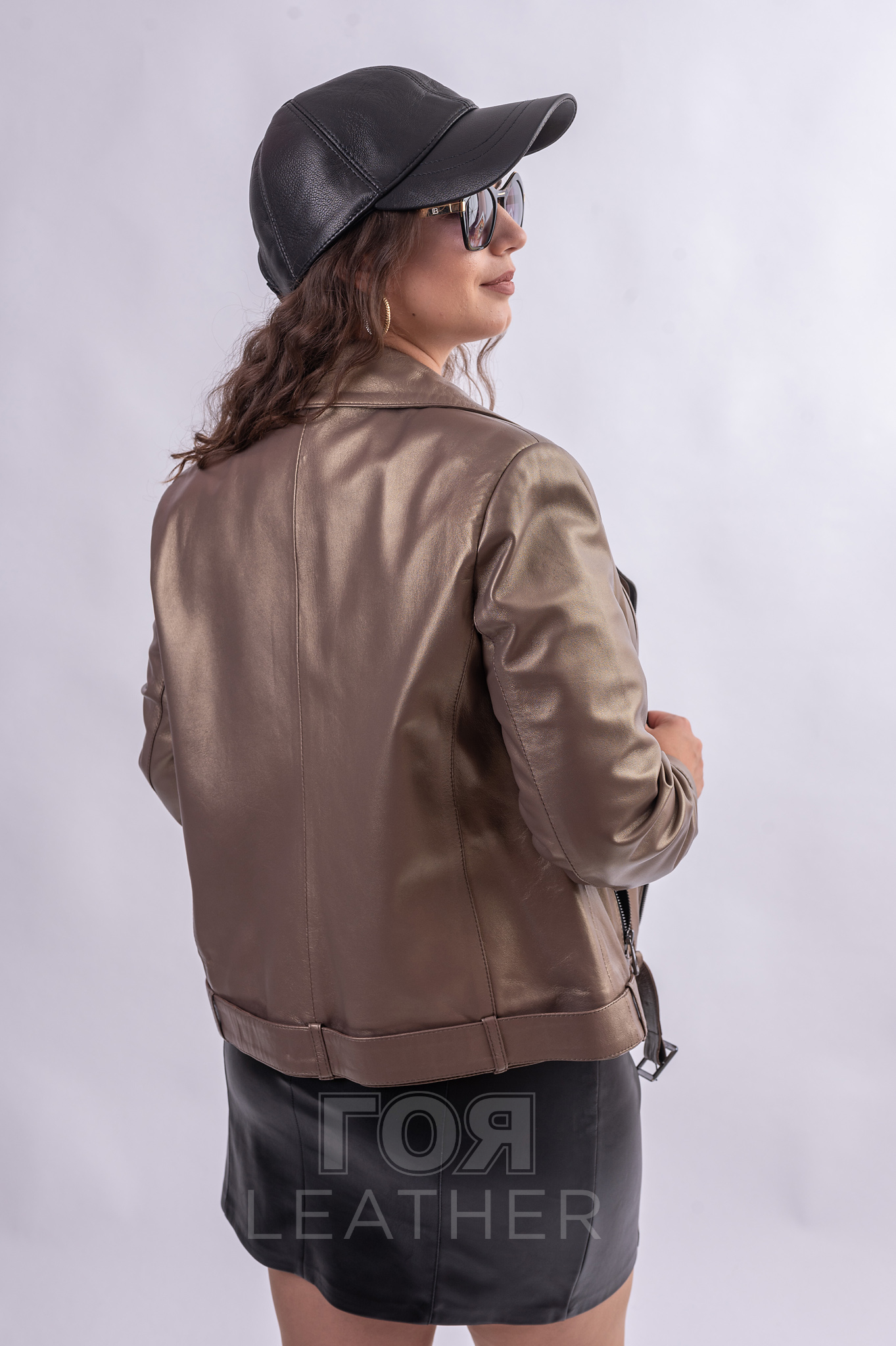 Модерно спортно кожено яке в цвят бронз от ГОЯ Leather. Нов модел байкер стил яке в уникален бронзов цвят с перлен ефект. Спортен модел с класическите за стила аксесоари като, ципове, капси и колан с катарама. Подходящо за сезон пролет и есен.