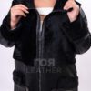 Дамски модерен агнешки кожух с качулка модел VK- C14. Нов модел от ГОЯ Leather. Дамски кожух изработен от 100% естествена агнешка кожа с покритие против влага. Централно закопчаване с метален цип. Удобна качулка за студени дни. Два прикачени джоба в предната част украсени с декоративни метални цип и капси. Модерен кожух за студени зимни дни.